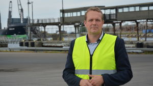 Vd Matti Esko. Matti Esko är vd för Kvarken ports. På bilden bär han en gul skyddsväst och står där fordon kör ombord på Wasaline. I bakgrunden ser man en gammal passagerargång, en pir och ett fraktfartyg.