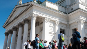 Helsingfors domkyrka är ett populärt turistmål. turisteja Suurkirkon rappusilla, Senaatintori