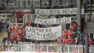 En del av fansen har kritiserat ledningen hårt de senaste åren. Vasa Sports fans protesterar mot lagets svaga spel.