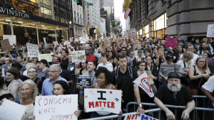 Många människor samlades utanför Trump Tower för att demonstrera mot rasism. Demonstranter samlade utanför Trump Tower.