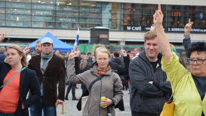 Trots att det finns många Åbobor som motsätter sig rasism och som till exempel deltog i den spontana demonstrationen mot rasism på salutorget i Åbo i lördags, finns det också många som inte välkomnar invandrare. . Motdemonstration Åbo salutorg 19.8.2017