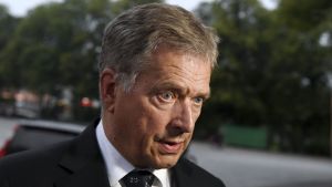 Niinistö håller en egen presskonferens på tisdag. President Sauli Niinistö anländer till Åbo domkyrka för att delta i minnessceremonin för offren i Åboattacken den 18 augusti 2017.