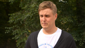 Harry Lunabba, lektor i socialt arbete, förstår inte varför universitetet haft så bråttom med sina reformer samtidigt som personalen anpassat sig till nedskärningarna. Harry Lunabba, lektor i socialt arbete vid Helsingfors universitet.