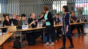 Många ville se när fullmäktigeledamöterna röstade. Röstsedlar delas ut inför stadsdirektörsvalet i Lovisa