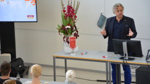Entreprenören Anders Nilsson gav flera konkreta tips till Novias tradenomstudenter i Åbo. Anders Nilsson föresläser vid Yrkeshögskolan Novia i Åbo.