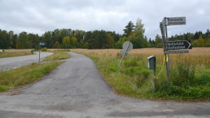 En ny vägförbindelse för den tunga trafiken? Ungefär här ska Skärgårdsvägen enligt det första alternativet starta, och gå bakom Tarkis, förbi Vårberga mot västra Lillträsket. Korsningen av Rotnäsvägen och Tarkisvägen i Borgå.