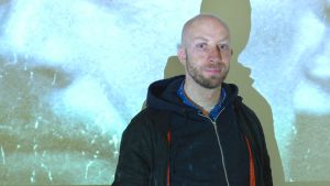 Det röda arvet har sin premiärvisning på utställningen Tjockare än vatten Konstnär Carl Sebastian Lindberg framför sitt verk Det röda arvet