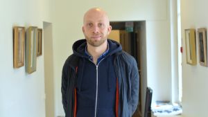 Lindberg är glad över att ställa ut i barndomsstaden Ekenäs Konstnär Carl Sebastian Lindberg i Galleri Elverket