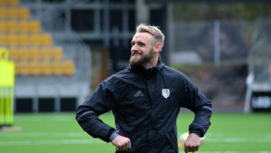 Richie Dorman vill spruta champagne. Richie Dorman stretchar benen på SJK:s träningar.