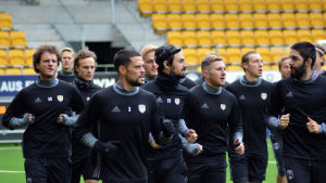 Truppen värmer upp med sikte på lördagens cupfinal. SJK-spelarna värmer upp på hemmaplan.