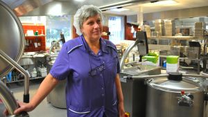 I Agneta Lindroos drömskolkök skulle råvarorna vara närproducerade. Kosthållschef Agneta Lindroos i centralköket i Karis högstadium.