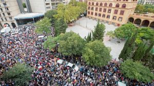 Tusentals demonstranter samlades under förmiddagen i centrum av Barcelona och ännu större protester hålls på tisdag kväll i stadskärnan Tusentals demonstranter samlades under förmiddagen i centrum av Barcelona och ännu större protester hålls på tisdag kväll i stadskärnan