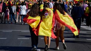 Några unga flickor insvepta i spanska flaggor i centrala Madrid. Några unga flickor insvepta i spanska flaggor i centrala Madrid.