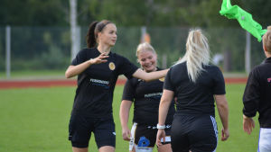 Tanja Ali-Marttila längst till vänster i bild. Tanja Ali-Mattila spelar för IK Myran.