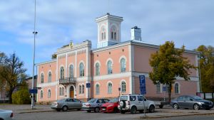 Otto Andersson tror att Lovisa kommer att reagera på beslutet. Lovisa stadshuset.