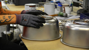 Företag som tillverkar delar för olika industrier finns på olika håll i Östnyland. Bilden är från Loval. Arbete på gång i verkstaden Loval i Lovisa.