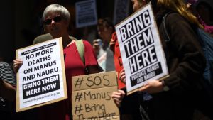 Demonstranter samlades utanför regeringskontoret i Sydney på tisdagen och krävde att migranterna ska flyttas från Papua Nya Guinea till Australien. Demonstranter samlades utanför regeringskontoret i Sydney på tisdagen och krävde att migranterna ska flyttas från Papua Nya Guinea till Australien.