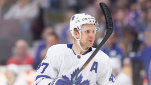 Leo Komarov spelade fem säsonger i Toronto. Leo Komarov spelar ishockey för Toronto Maple Leafs i NHL.