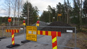 Plankorsningsolyckan i Skogby ledde till att en korsning stängdes, men det är inte lika lätt att stänga korsningar på andra ställen då omvägarna kan bli långa för invånarna. Plankorsningen i Skogby stängs av.