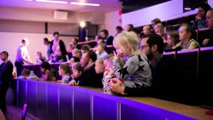 Fyra shower ordnades och publiken trivdes. Ett para med ansiktsmålning tittar på show
