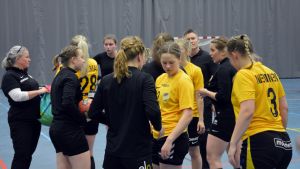 ÅIFK, som tappat bland annat mångåriga stjärnspelaren Anna Harri sedan förra säsongen, ligger på femte plats i tabellen. ÅIFK:s handbollsdamer, november 2017.