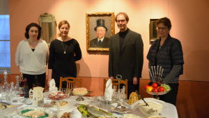 Lillemor Jordas, Marina Catani, Juha Jämbäck och Solveig Bergholm framför Edelfelts porträtt av Vallgren. Lillemor Jordas, Marina Catani, Juha Jämbäck och Solveig Bergholm framför Edelfelts porträtt av Ville Vallgren.