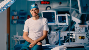 Martin Lehecka työskentelee neurokirurgina Töölön sairaalassa Helsingissä. Neurokirurgi Martin Lehecka leikkaa ihmisten aivoja Töölön sairaalassa.