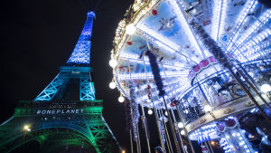 Eiffeltornet lystes upp i blått och grönt under mötet. Eiffeltornet lystes upp i blått och grönt under klimatmötet i Paris.