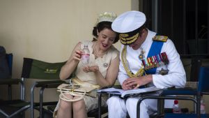 Claire Foy och Matt Smith under inspelningarna av The Crown, säsong 2. Claire Foy och Matt Smith under inspelningarna av Netflix-serien The Crown.