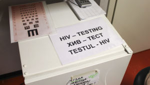 En viktig uppgift för Global Clinic är att ge de papperslösa preventivmedel och göra HIV-test. kylskåp för hiv test