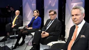 De övriga kandidaterna i presidentvalet har haft svårt att profilera sig mot den populära sittande presidenten. På bilden från Yles presidentvalsdebatt syns förutom Paavo Väyrynen också Pekka Haavisto, Tuula Haatainen och Nils Torvalds.