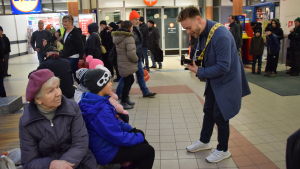 Reino Nordin underhöll de som köade inne i köpcentret. Reino Nordin underhåller under ett välgörenhetsippo i Malms köpcenter den 23 december 2017.