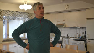 John Rönnholm berättar att gästerna har tillgång till kök och ett stort bort. John Rönnholm står inne i Hotellet i ett kök.