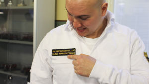 Camilo Hernandez Pelaez har sitt namn broderat på uniformen, efternamnet är i två delar. Camilo visar på sin namnbricka