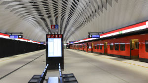 Mattby metrostation. Hit ska Esboborna ta bussen för att sedan åka med metro in mot Helsingfors. metroståg står vid en perrong på mattby metrostation