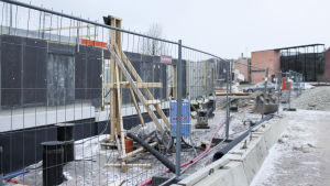 I bakgrunden skymtar Prakticum och Arcada. De nya studentbostäderna ligger vid Byholmsgränden, ett stenkast från Arcada och nära Byholmens återvinningscentral. I bakgrunden skymtar Prakticum och Arcada, i förgrunden ett bygge.