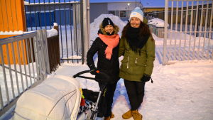 Tanja Niskanen och Jenna Korhonen njuter av matchen. Tanja Niskanen och Jenna Korhonen på Akilles bandymatch i Borgå.