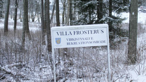 Villa Frosterus med omkringliggande grönområde är i Grankulla stads ägo och ska förbli rekreationsområde skylt där det står villa frosterus - rekreationsområde