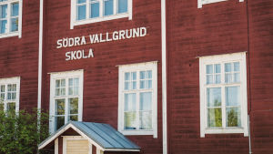 Skolan stängde sina dörrar 2015 men om allt går som planerat öppnar den sina nya dörrar igen 2019 - då bland annat som bryggeri. Södra Vallgrund skolanin etupuoli jossa lukee koulun nimi.