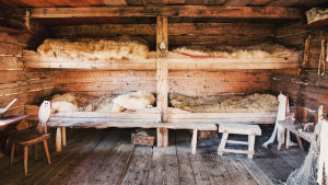 I båtskjulet får man en känsla för hur fiskarens liv var förr i världen Granösundin saaristolaismuseo ja vanhan ajan kerrossängyt joissa on taljat.