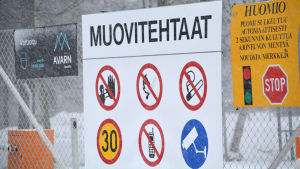 Ett av företagen som verkar i Sköldvik är plastfabriken Borealis En skylt där det står muovitehdas på i från sköldvik.
