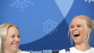 Kaisa Mäkäräinen såg ut att trivas på de finländska skidskyttarnas presskonferens i Pyeongchang. Kaisa Mäkäräinen och Mari Laukkanen skrattar på presskonferens.