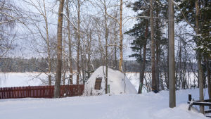 Minnesmärket finns på Tullandet, där de vita hade sina positioner. På andra sidan sundet stod de röda trupperna. snötäckt minnessten på tullandet, i bakgrunden bakom sundet syns Sundö