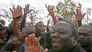 Morgan Tsvangirai bland anhängare under valkampanjen sommaren 2008. Morgan Tsvangirai bland anhängare under valkampanjen sommaren 2008.