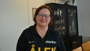 Lena Hindström-Pesu, verksamhetsledare vid ÅIFK, ser fram emot Stafettkarnevalen. lena hindström-pesu ler mot kameran