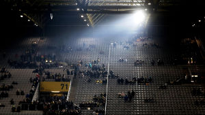 Det gapade tomt på läktarna. Mycket plats på läktaren i Dortmund.