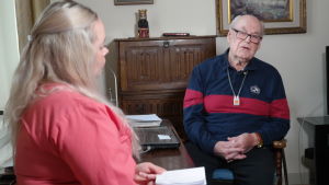 Sven-Erik Relanti intervjuar vårdaren Victoria Brandt. Sven-Erik Relanti intervjuar en anställd på Hemmet i Åbo