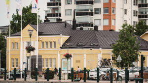 Jugendrakennuksen on suunnitellut Valter Thomé. Kemin jalokivigalleria sisäsatamassa.