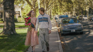 Tillsammans mot världen. Eller så inte. Lady Bird och Danny (Lucas Hedges) är lite kära. Kanske. Lady Bird och känslige Danny på väg till familjemiddag med blomsterbukett i famnen.