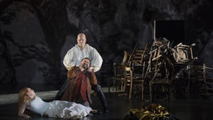 Ett brodermord. På bilden Claudio Otelli, Aquiles Machado och Elena Stikhina. Foto från Trubaduren på Finlands nationalopera.